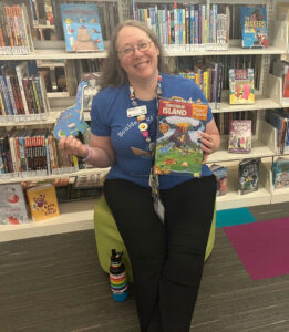 Image of Alice Eccles in a library doing storytime